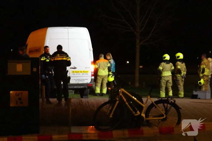 Bestelbus klapt op betonnen muur