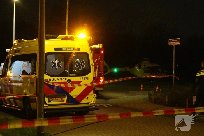 Bestelbus klapt op betonnen muur