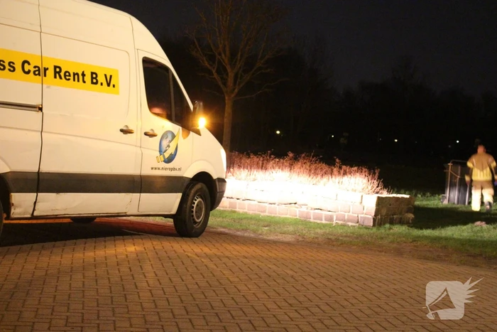 Bestelbus klapt op betonnen muur
