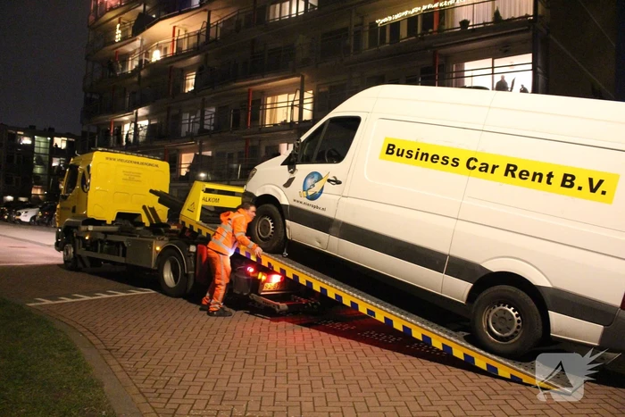 Bestelbus klapt op betonnen muur