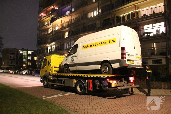 Bestelbus klapt op betonnen muur