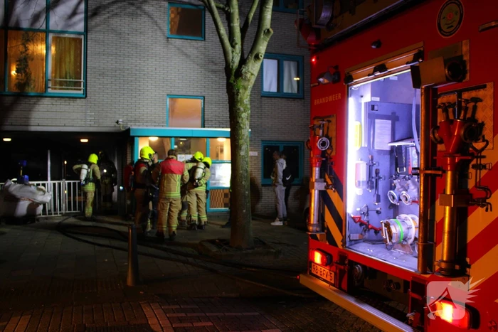 Scooter in brand onder flatgebouw