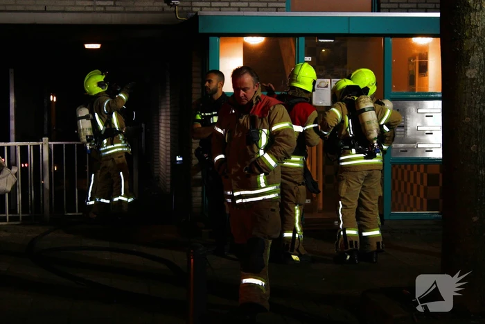 Scooter in brand onder flatgebouw
