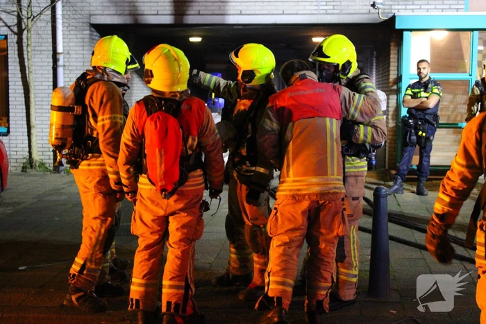 Scooter in brand onder flatgebouw