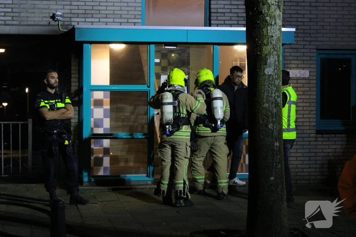 Scooter in brand onder flatgebouw