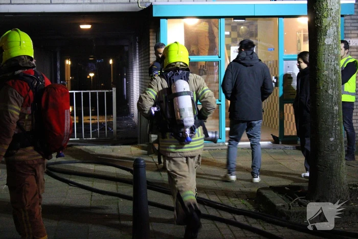 Scooter in brand onder flatgebouw