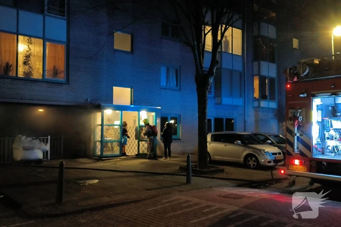 Scooter in brand onder flatgebouw