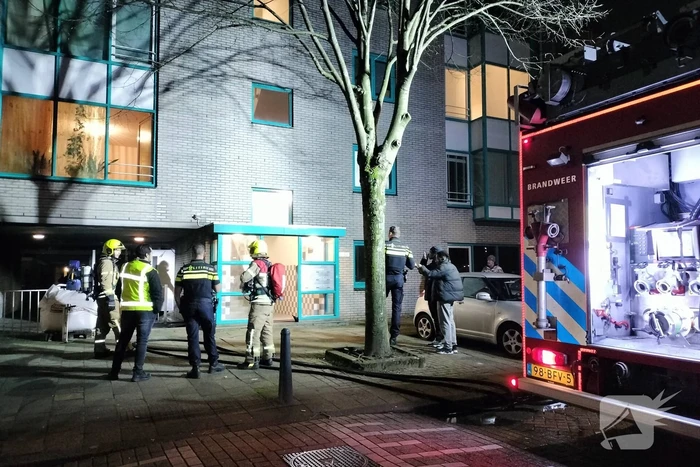 Scooter in brand onder flatgebouw