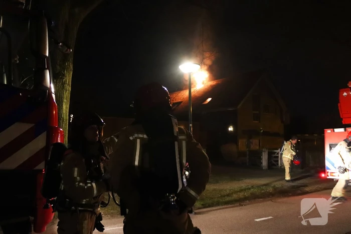 Felle uitslaande brand in woning met rietendak