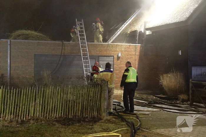 Felle uitslaande brand in woning met rietendak