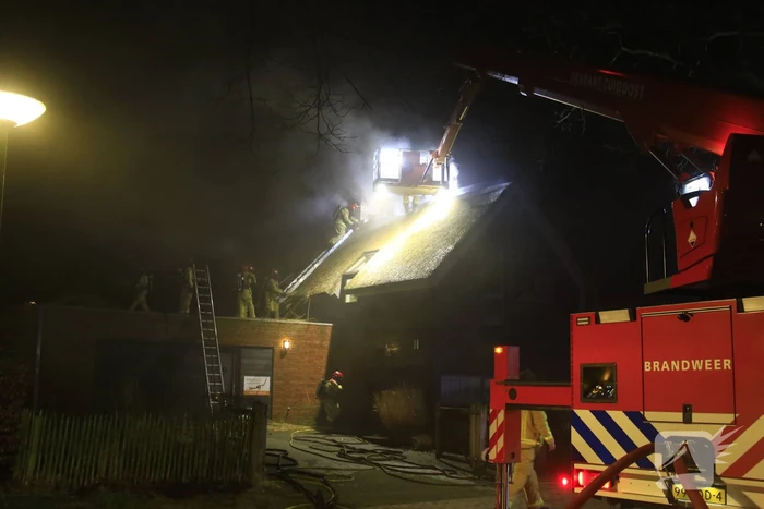 Felle uitslaande brand in woning met rietendak