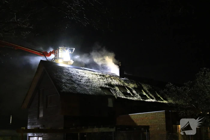 Felle uitslaande brand in woning met rietendak