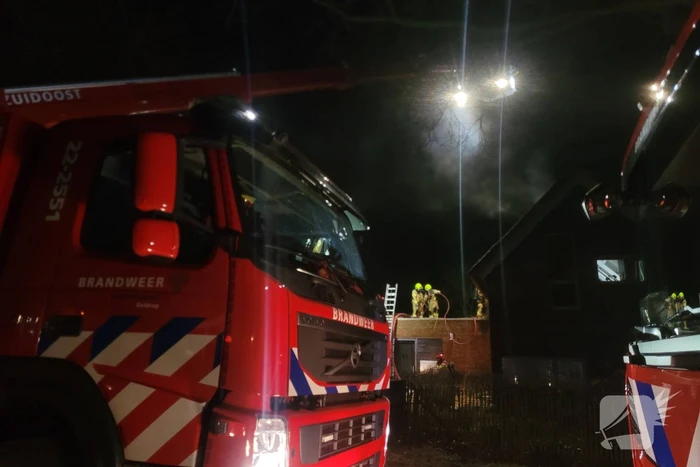 Felle uitslaande brand in woning met rietendak