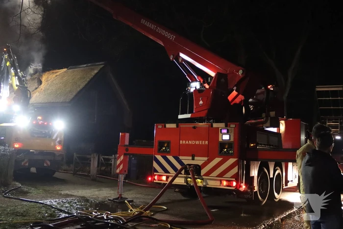 Felle uitslaande brand in woning met rietendak