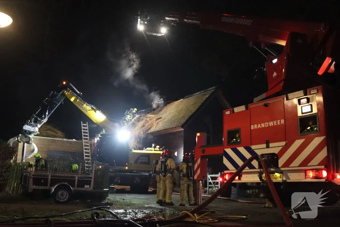 Felle uitslaande brand in woning met rietendak