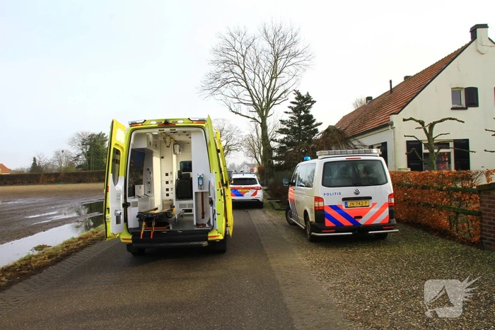 Onderzoek naar aantreffen gewonde bij manege