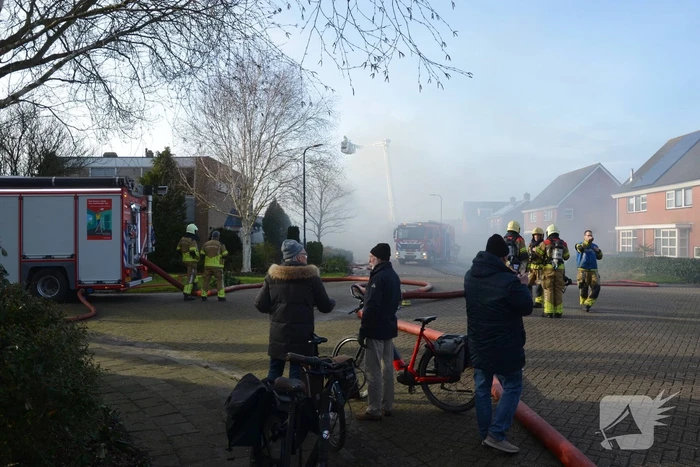 Hevige rookontwikkeling bij zeer grote brand in loods