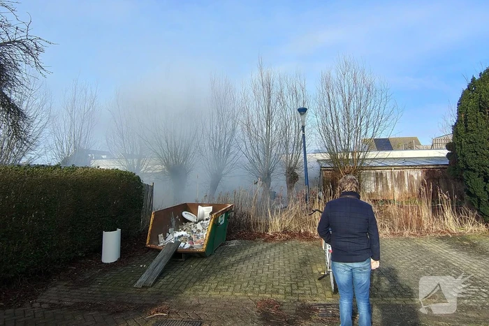 Hevige rookontwikkeling bij zeer grote brand in loods