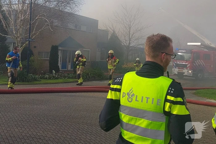Hevige rookontwikkeling bij zeer grote brand in loods