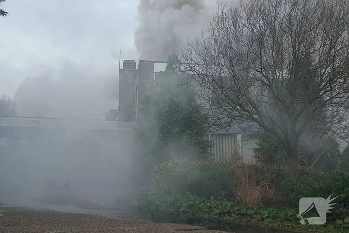 Hevige rookontwikkeling bij zeer grote brand in loods