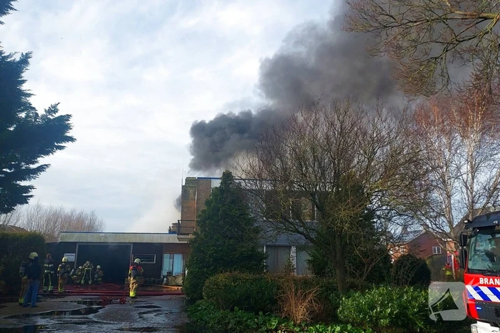 Hevige rookontwikkeling bij zeer grote brand in loods