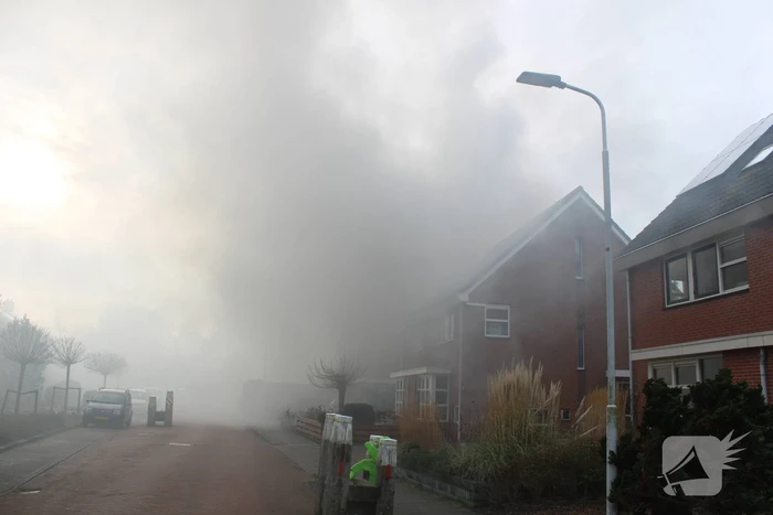 Hevige rookontwikkeling bij zeer grote brand in loods