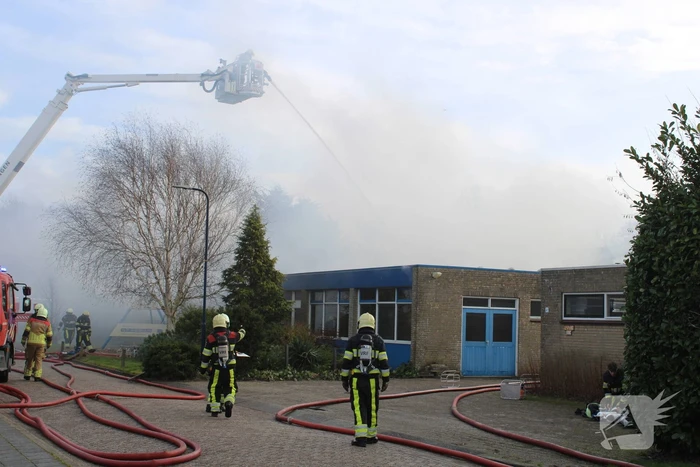 Hevige rookontwikkeling bij zeer grote brand in loods
