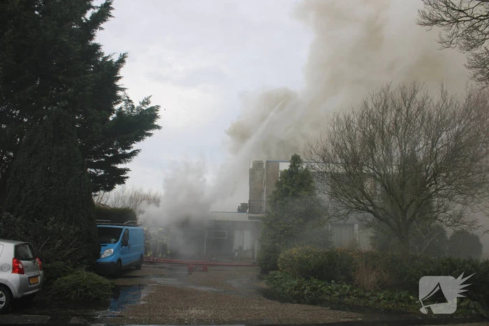 Hevige rookontwikkeling bij zeer grote brand in loods