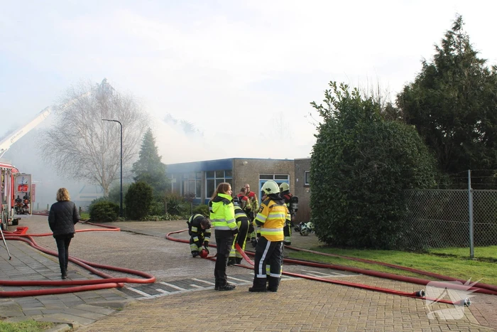 Hevige rookontwikkeling bij zeer grote brand in loods