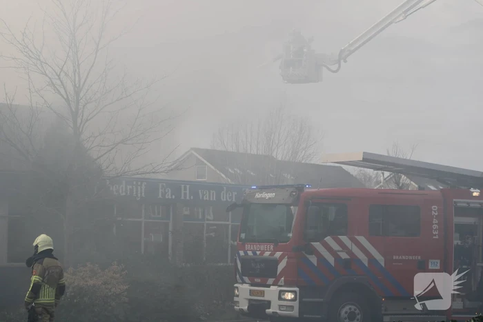 Hevige rookontwikkeling bij zeer grote brand in loods
