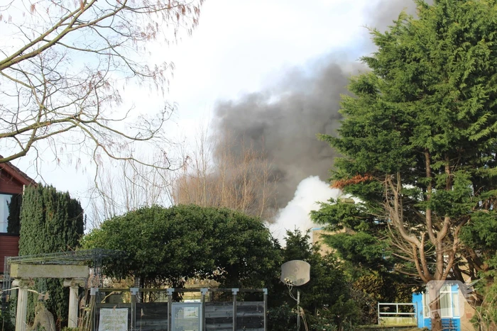 Hevige rookontwikkeling bij zeer grote brand in loods