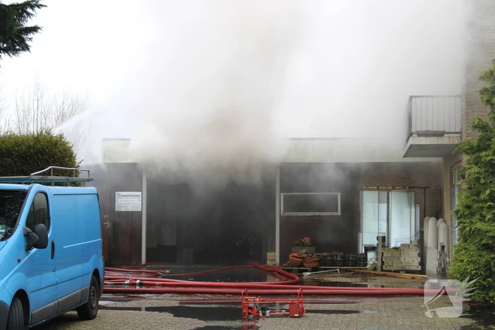 Hevige rookontwikkeling bij zeer grote brand in loods
