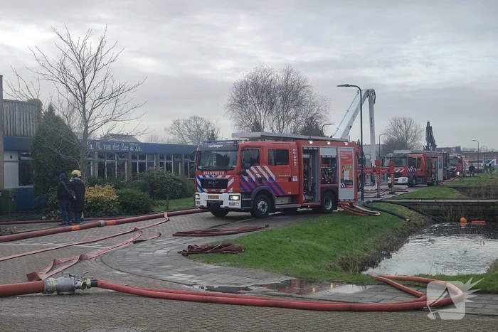 Hevige rookontwikkeling bij zeer grote brand in loods