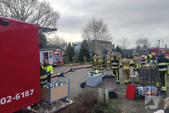 Hevige rookontwikkeling bij zeer grote brand in loods