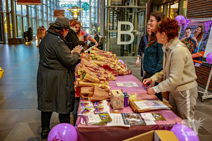 Meander MC steunt actie AYA Foundation met hyacinten-verkoop
