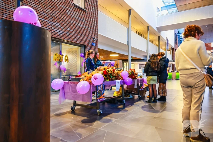 Meander MC steunt actie AYA Foundation met hyacinten-verkoop