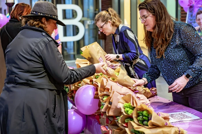 Meander MC steunt actie AYA Foundation met hyacinten-verkoop