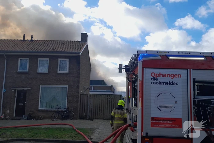 Enorme rookontwikkeling bij grote brand in industriepand