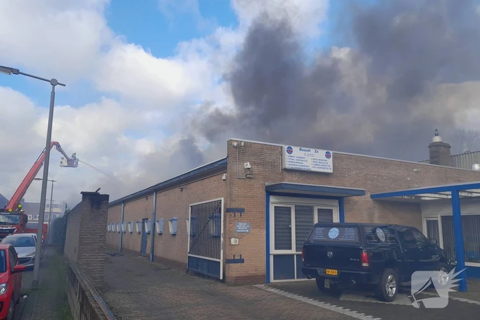 Enorme rookontwikkeling bij grote brand in industriepand