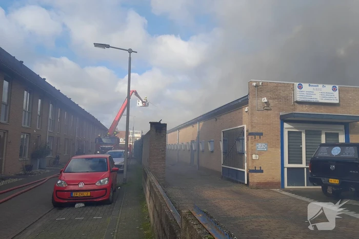 Enorme rookontwikkeling bij grote brand in industriepand