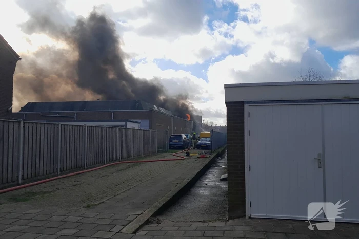 Enorme rookontwikkeling bij grote brand in industriepand