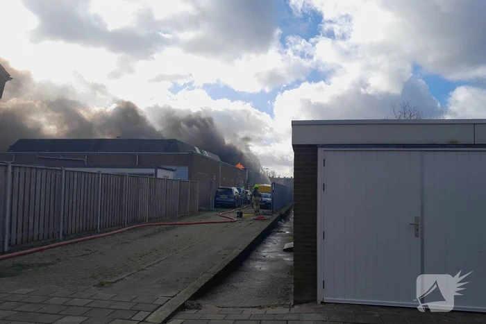 Enorme rookontwikkeling bij grote brand in industriepand