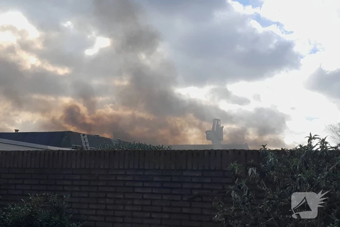 Enorme rookontwikkeling bij grote brand in industriepand