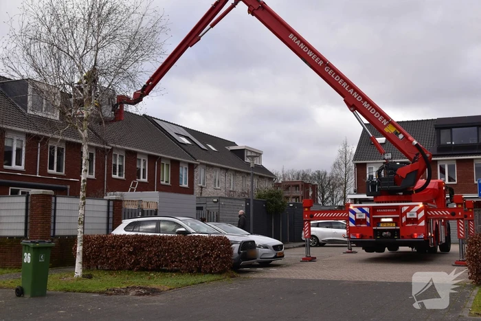 Brandweer haalt man van dak schuur
