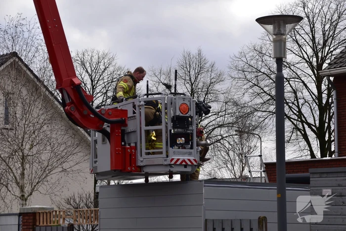 Brandweer haalt man van dak schuur