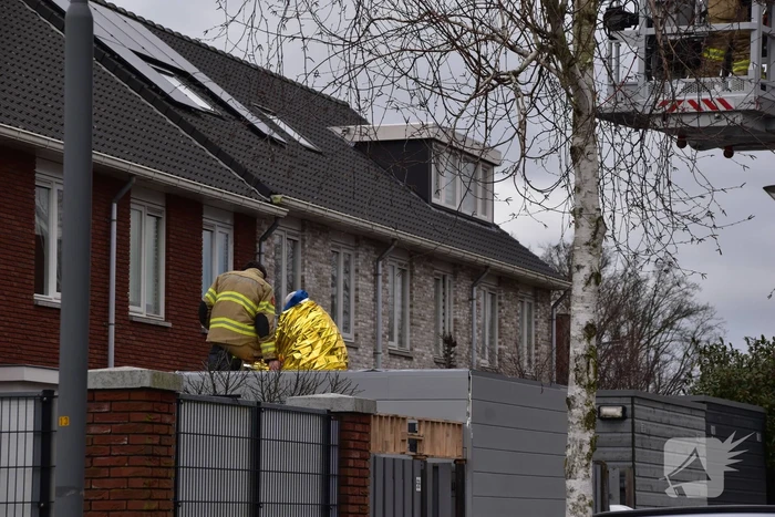 Brandweer haalt man van dak schuur