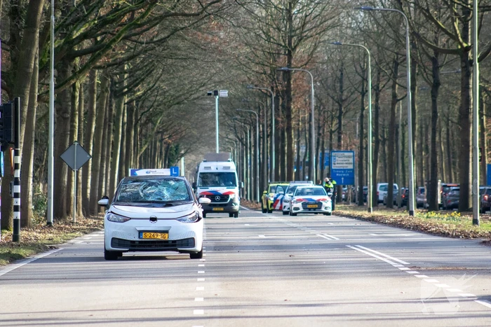 Fietser ernstig gewond bij botsing met lesauto