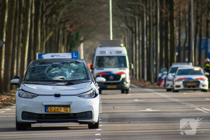 Fietser ernstig gewond bij botsing met lesauto