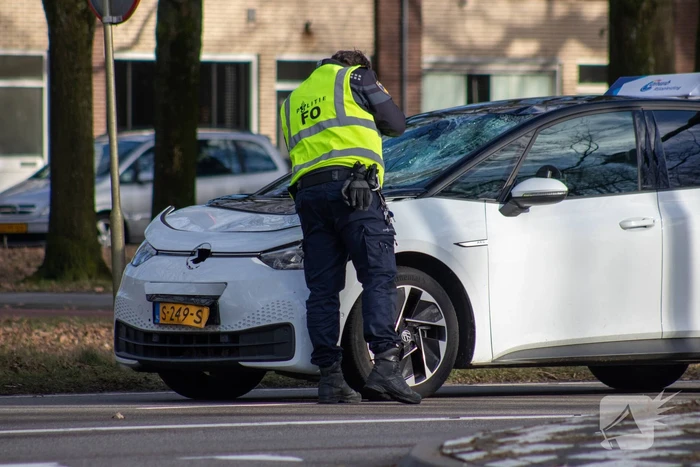 Fietser ernstig gewond bij botsing met lesauto