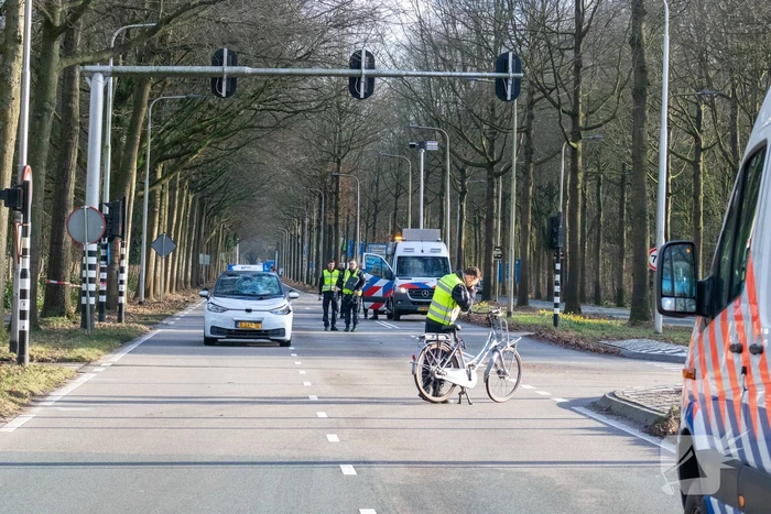 Fietser ernstig gewond bij botsing met lesauto